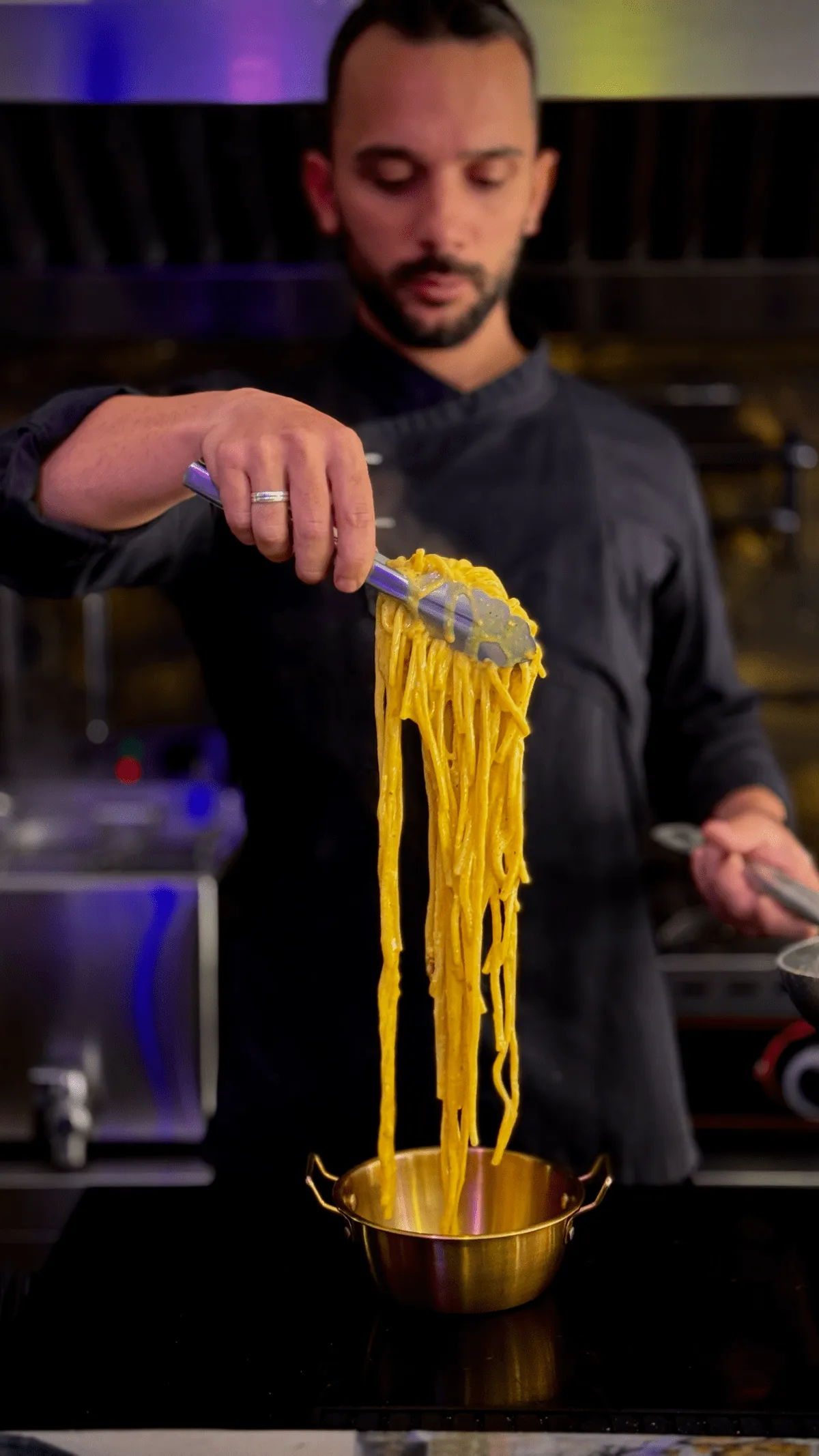 Chef preparando pasta fresca